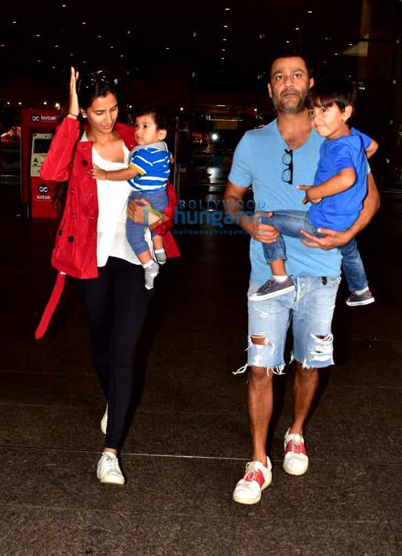 photos kartik aaryan sara ali khan sunny leone and others snapped at the airport3