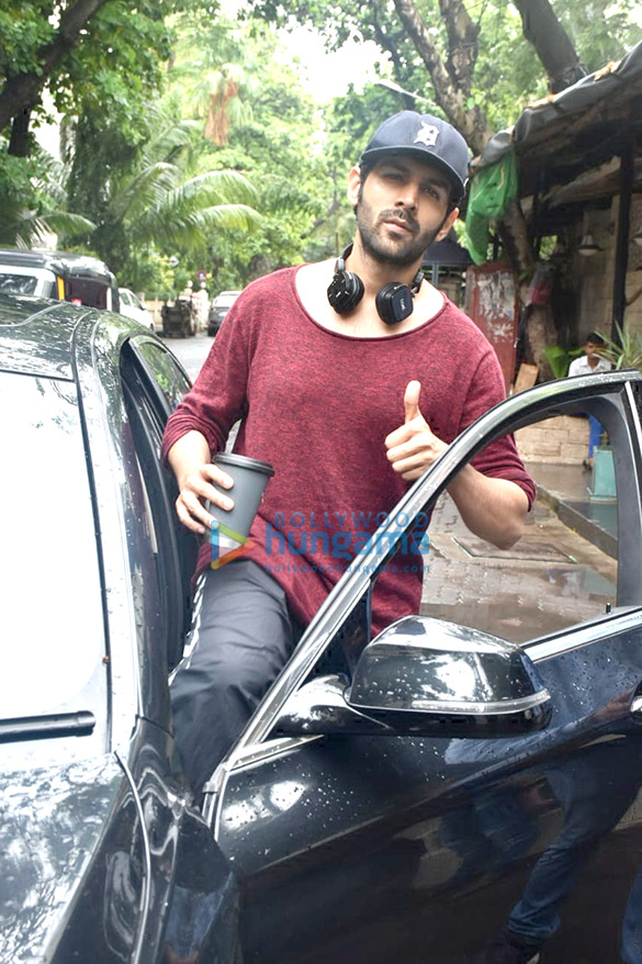 Photos: Kartik Aaryan snapped at dance class in Juhu Photos: Kartik Aaryan snapped at dance class in Juhu