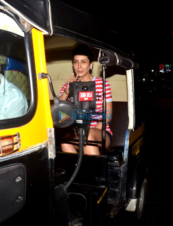 Photos: Kim Sharma snapped taking a rickshaw ride in Bandra Photos: Kim Sharma snapped taking a rickshaw ride in Bandra