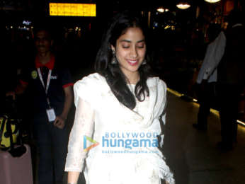 Photos: Kriti Sanon, Janhvi Kapoor and Hiten Tejwani snapped at the airport