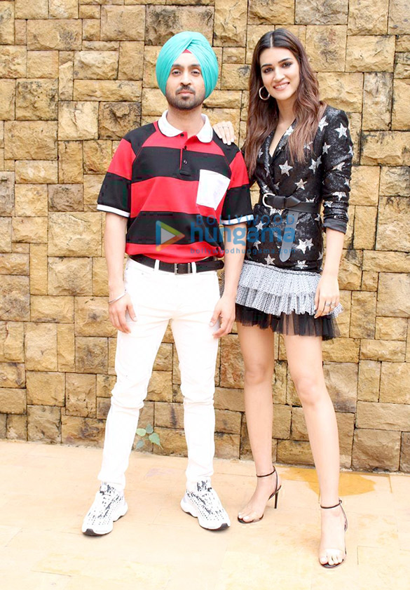 photos kriti sanon and diljit dosanjh snapped promoting their film arjun patiala in juhu 1