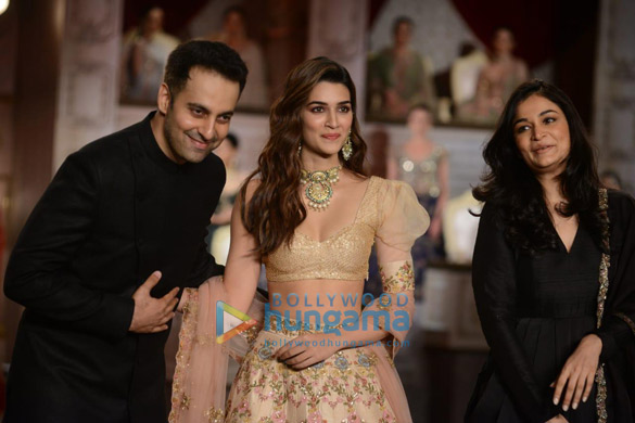 photos kriti sanon turns showstopper for shyamal and bhumika at india couture week 2019 5