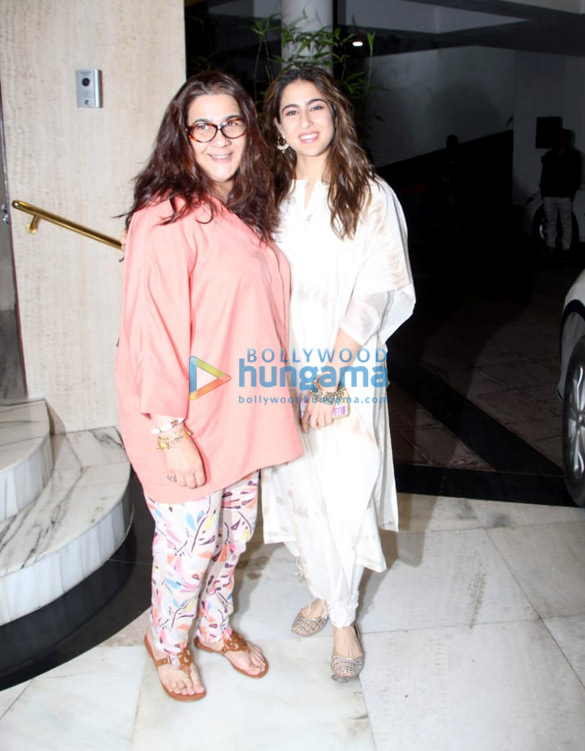 Photos: Sara Ali Khan snapped with her mom Amrita Singh at Manish Malhotra’s residence Photos: Sara Ali Khan snapped with her mom Amrita Singh at Manish Malhotra’s residence