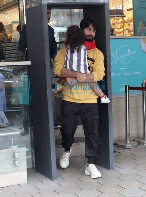 photos shahid kapoor and misha kapoor snapped at foodhall in khar 2