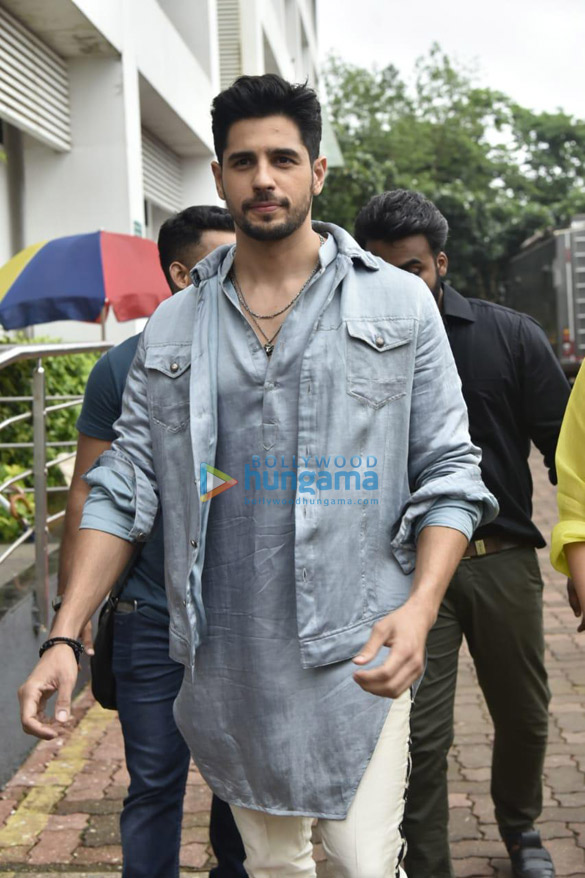 photos sidharth malhotra and parineeti chopra snapped promoting jabariya jodi on sets of dance india dance 1