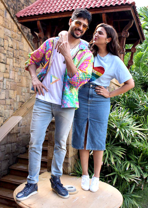 photos sidharth malhotra and parineeti chopra snapped promoting their film jabariya jodi in juhu 6