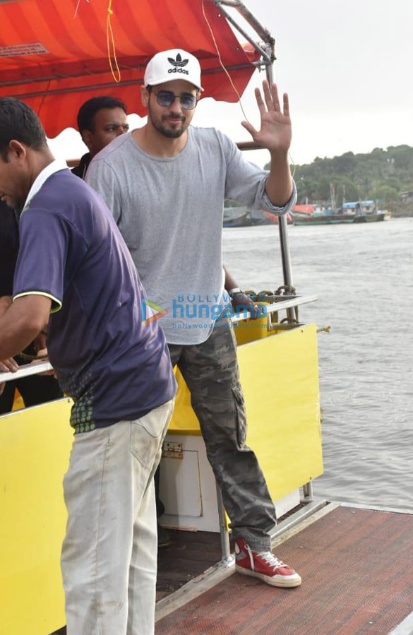 photos sidharth malhotra snapped at the versova jetty 3
