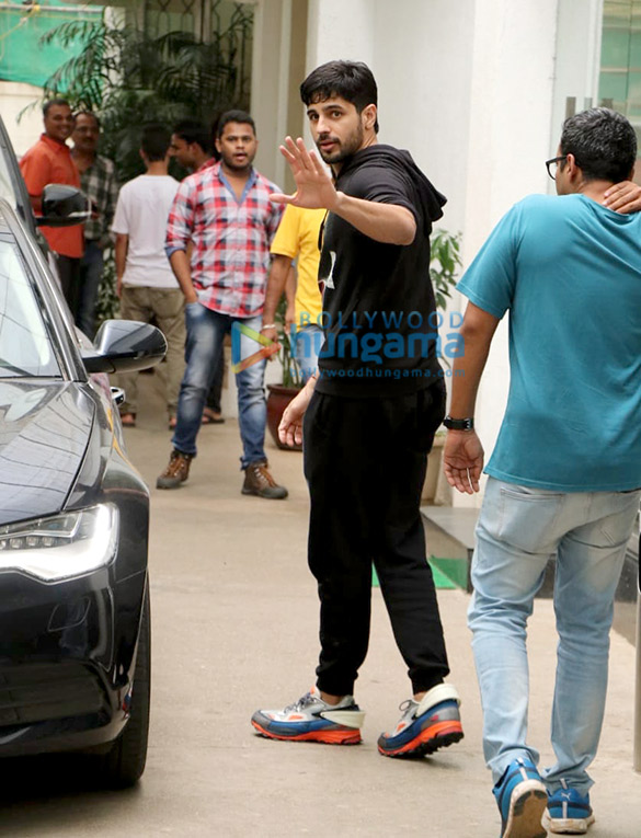 photos sidharth malhotra spotted at sunny super sound in juhu 3