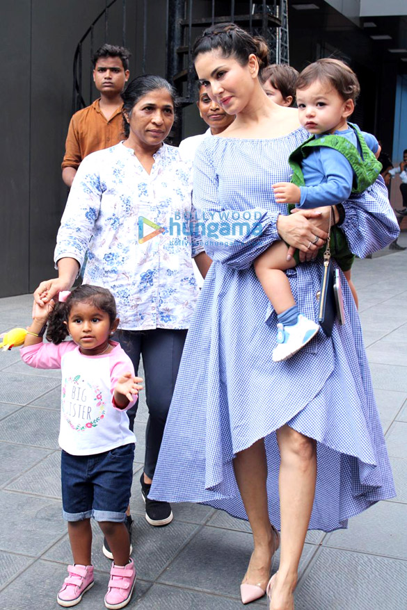 photos sunny leone spotted with her kids in juhu 2