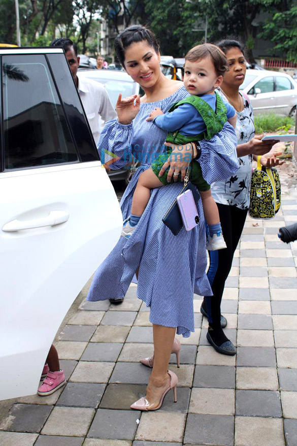 photos sunny leone spotted with her kids in juhu 3