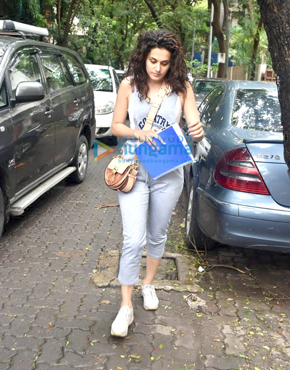 photos taapsee pannu snapped in juhu 1
