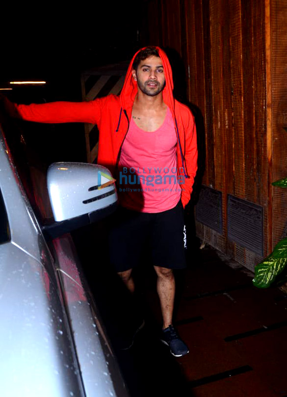 photos varun dhawan snapped at the gym in juhu 2
