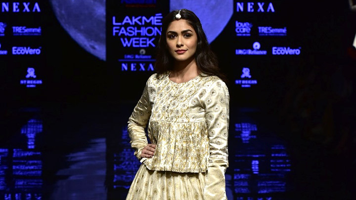 LFW Mrunal Thakur Runway – An Ode To Dabu By Aavaran Udaipur