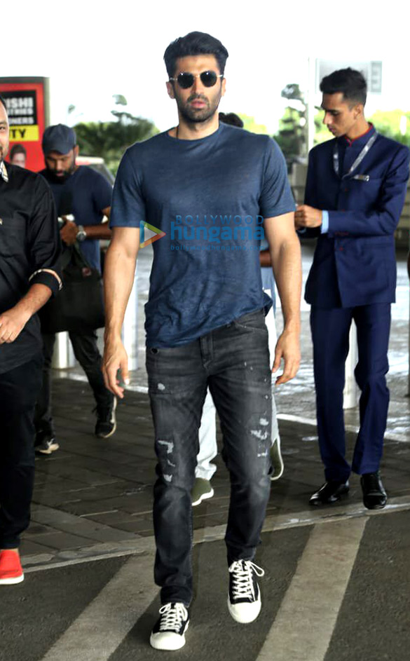 photos aditya roy kapur and daisy shah snapped at the airport 1