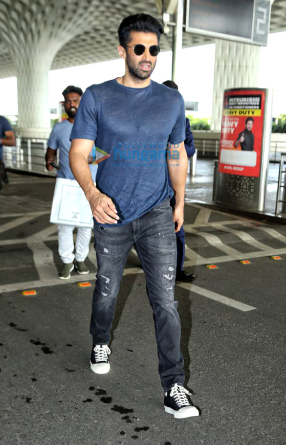 photos aditya roy kapur and daisy shah snapped at the airport 2