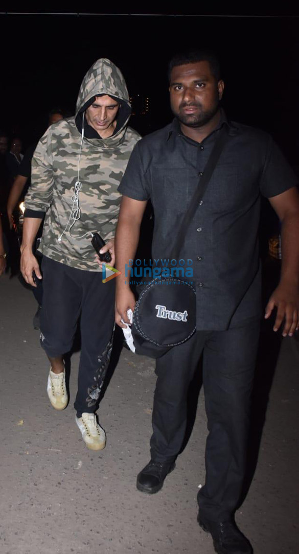 photos akshay kumar and kiara advani snapped at the madh jetty 3 3
