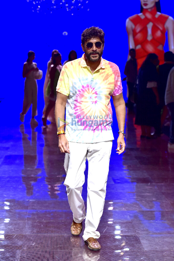 photos ananya panday chunky panday and others walk the ramp as show stoppers at lakme fashion week 2019 day 4 8