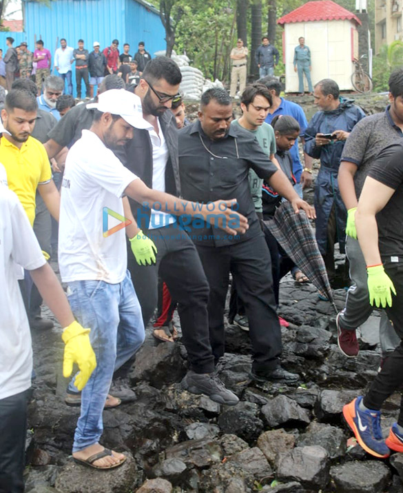 photos arjun kapoor snapped attending the bhamla foundation beach cleaning drive in bandra 4