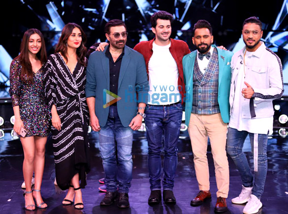 Photos: Cast of Pal Pal Dil Ke Paas snapped promoting the film on sets of Dance India Dance