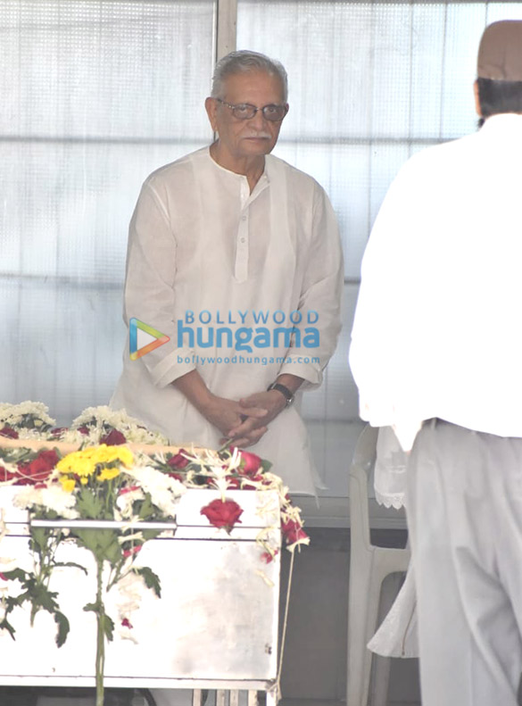 photos celebs attends khayyam sahabs funeral 2