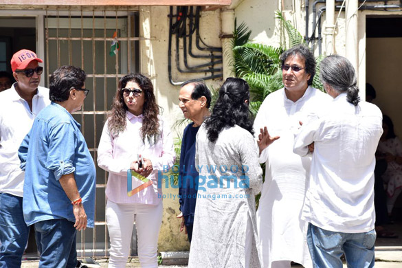 photos celebs attends khayyam sahabs funeral 8