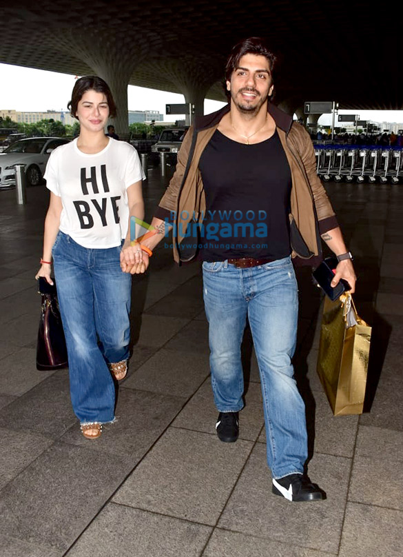 photos deepika padukone and kainaat arora snapped at the airport 1