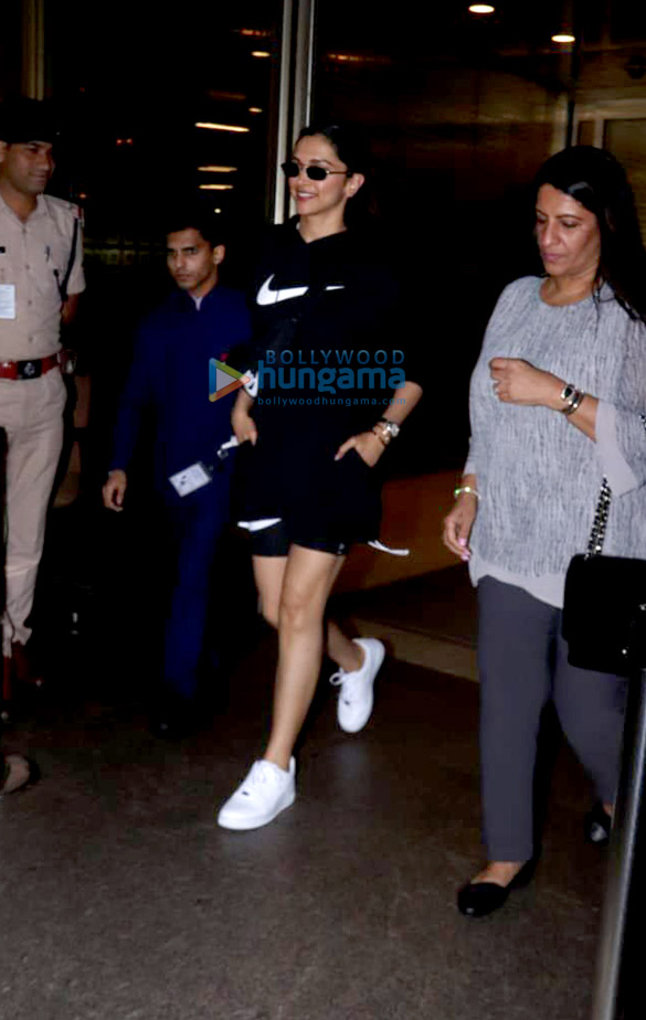 photos deepika padukone snapped at the airport 2
