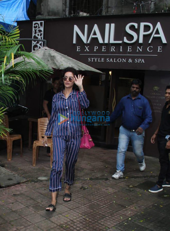 Photos: Esha Gupta spotted at Nailspa Experience salon in Khar Photos: Esha Gupta spotted at Nailspa Experience salon in Khar