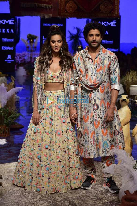 photos farhan akhtar and shibani dandekar walk the ramp as the show stopper at lakme fashion week 2019 2