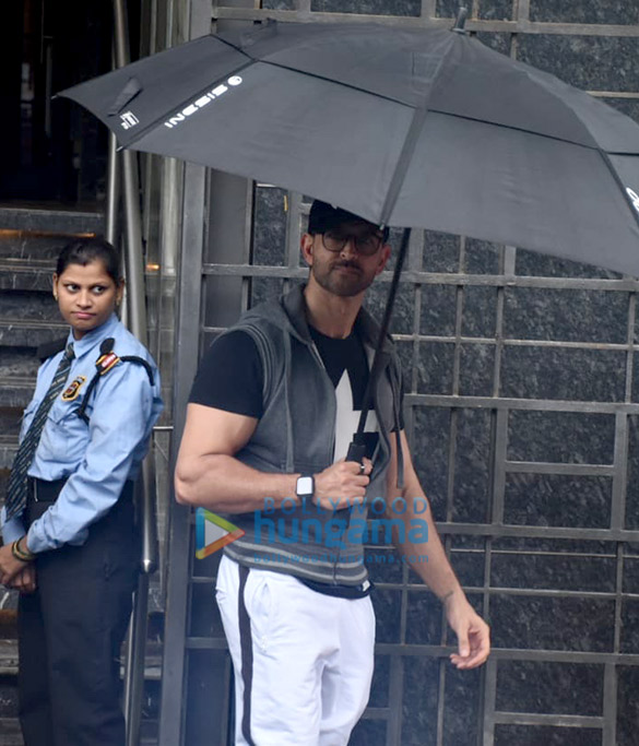 photos hrithik roshan snapped at i think fitness in juhu 1