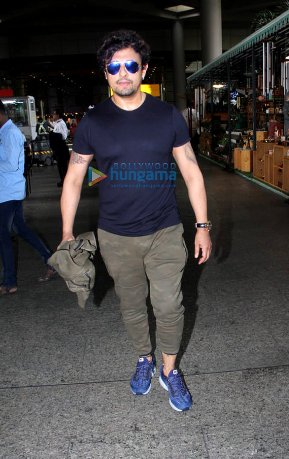 photos janhvi kapoor shraddha kapoor shahid kapoor and others snapped at the airport 1 2
