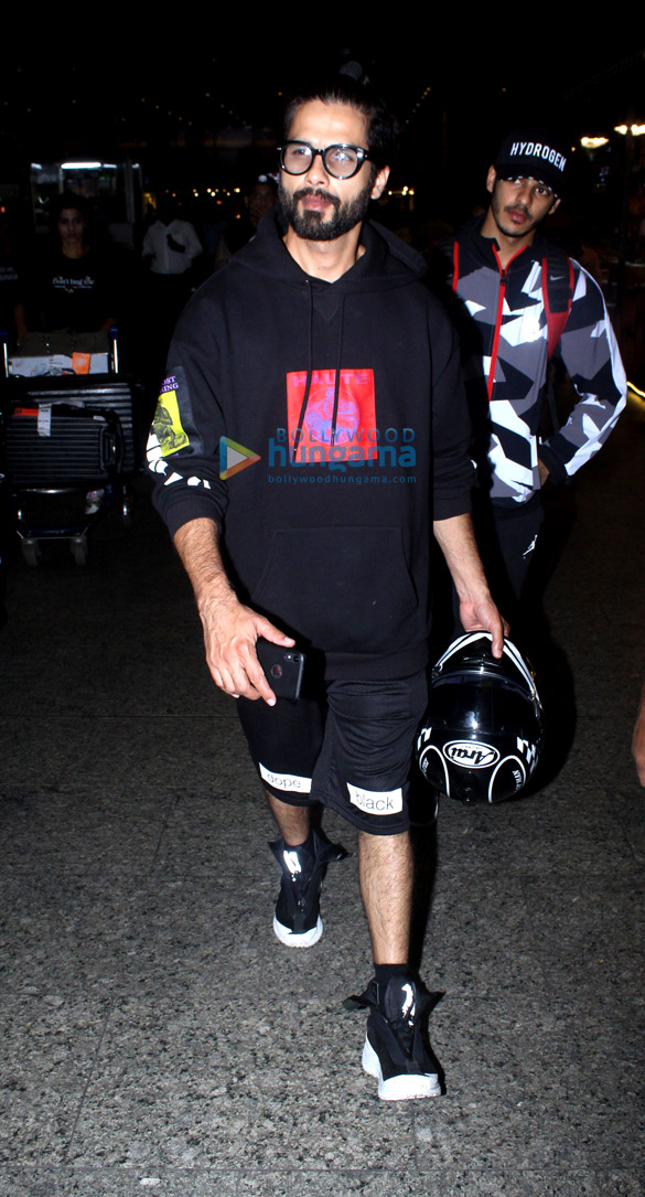 photos janhvi kapoor shraddha kapoor shahid kapoor and others snapped at the airport 3