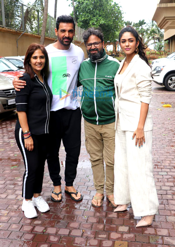 Photos: John Abraham, Mrunal Thakur and Nikhil Advani snapped promoting their film Batla House at JW Marriott in Juhu Photos: John Abraham, Mrunal Thakur and Nikhil Advani snapped promoting their film Batla House at JW Marriott in Juhu