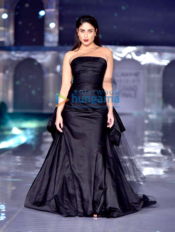 Photos: Kareena Kapoor Khan walks the ramp for Gauri & Nainika at Lakme Fashion Week 2019 grand finale Photos: Kareena Kapoor Khan walks the ramp for Gauri & Nainika at Lakme Fashion Week 2019 grand finale
