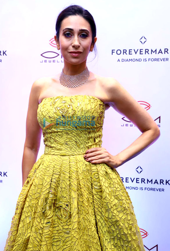 photos karisma kapoor graces an event for om jewellers 1