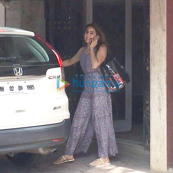 photos kartik aaryan arrives at the gym to receive sara ali khan in bandra 2