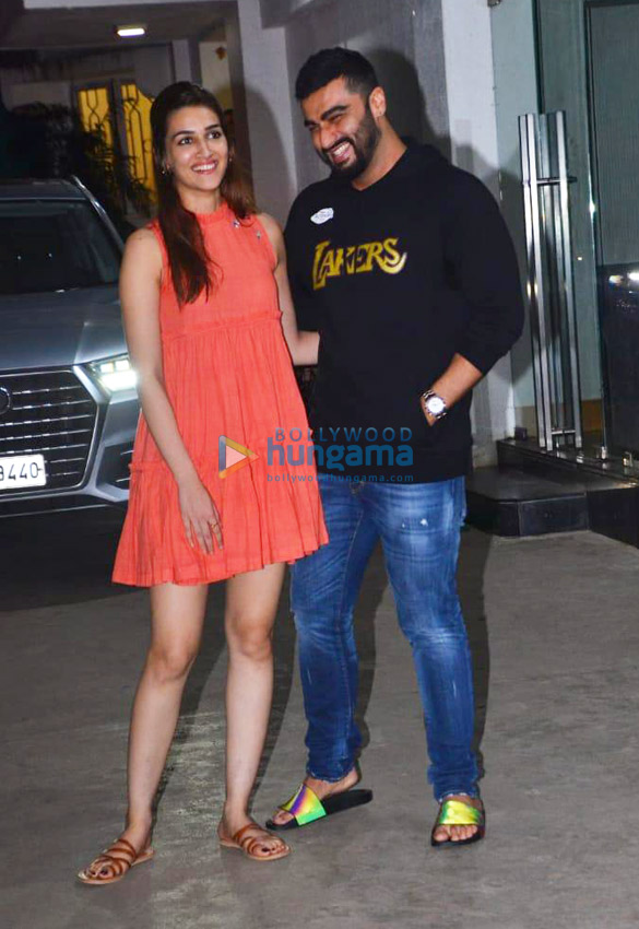 photos kriti sanon arjun kapoor and ashutosh gowariker snapped at a dubbing studio in juhu 1