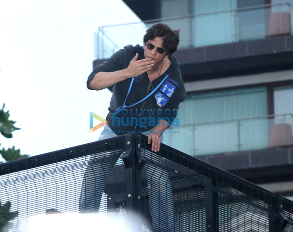 photos shah rukh khan celebrates eid with fans at mannat 1