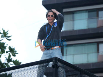 Photos: Shah Rukh Khan celebrates Eid with fans at Mannat