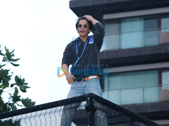 photos shah rukh khan celebrates eid with fans at mannat 4