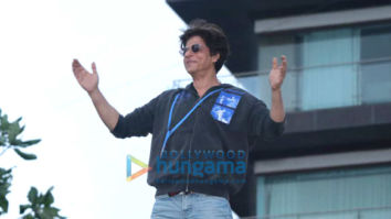 Photos: Shah Rukh Khan celebrates Eid with fans at Mannat