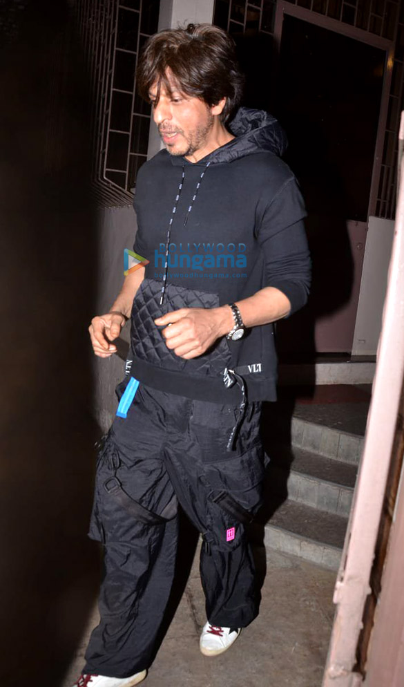 photos shah rukh khan snapped at a dubbing studio in bandra 1
