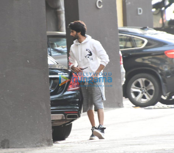photos shahid kapoor snapped in juhu 1