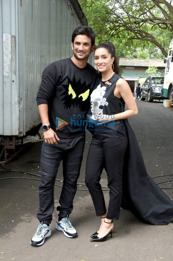 photos shraddha kapoor sushant singh rajput nitesh tiwari and others spotted outside reliance studios filmcity 3