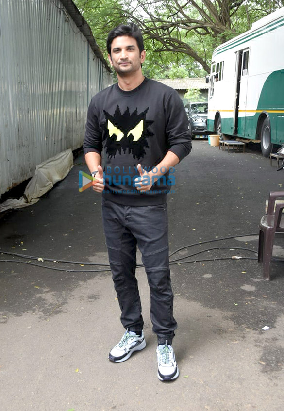 photos shraddha kapoor sushant singh rajput nitesh tiwari and others spotted outside reliance studios filmcity 5