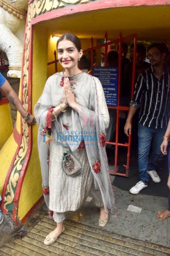 photos sonam kapoor ahuja snapped at shani temple in juhu 4