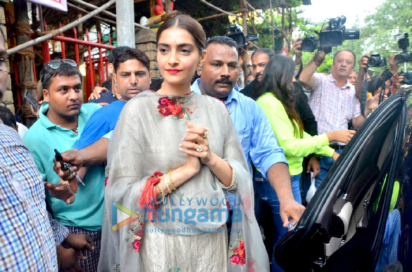 photos sonam kapoor ahuja snapped at shani temple in juhu 5