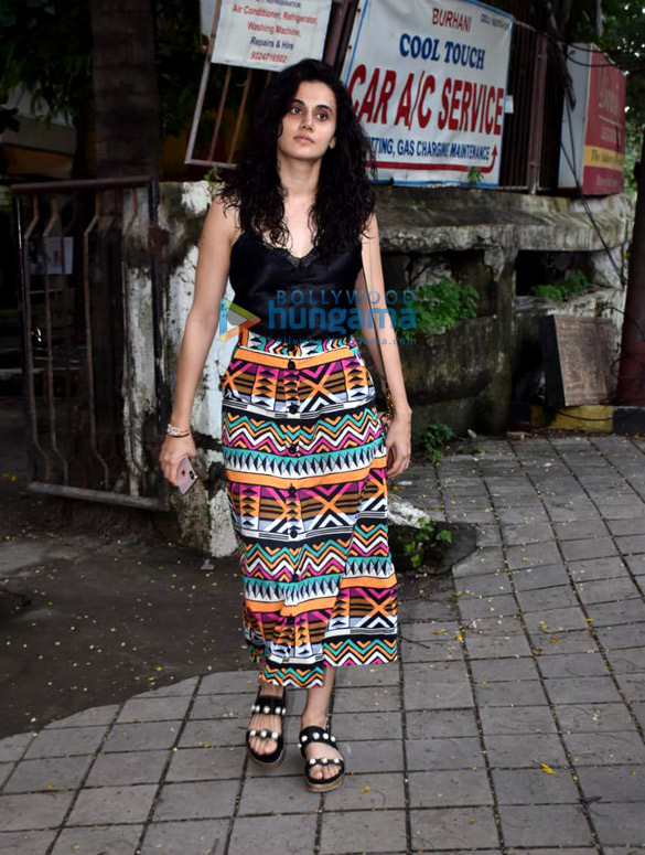 photos taapsee pannu snapped at kromakay salon in juhu 1
