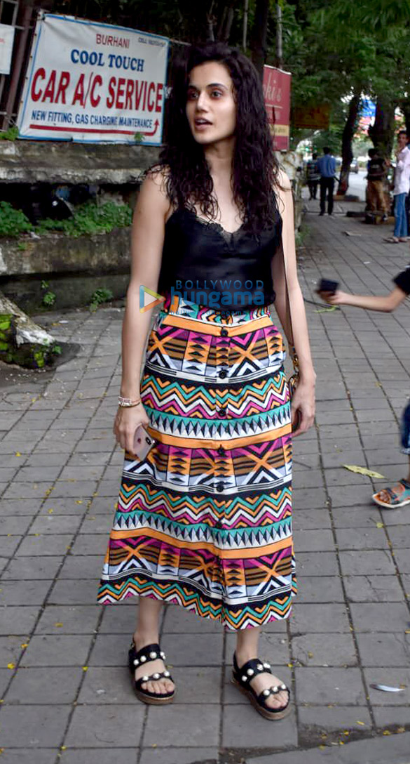 photos taapsee pannu snapped at kromakay salon in juhu 2