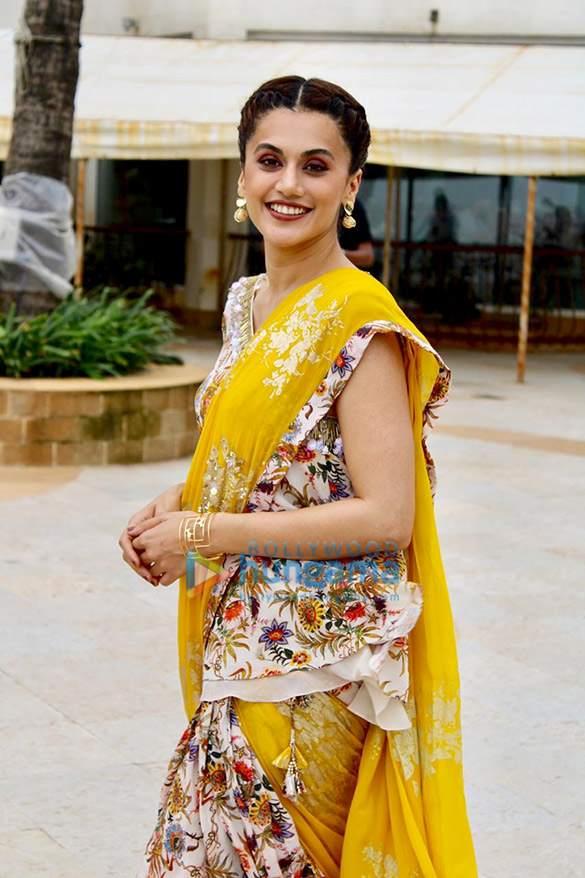 photos taapsee pannu snapped in juhu 4